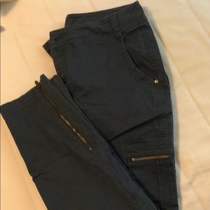 Navy Athleta skinny cargo-style pants sz.6